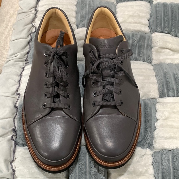 No box I use it one time excelente conditions Samuel Hubbard colorgray size 10.5